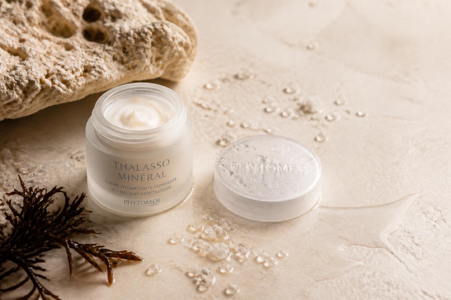 Premium thalasso skincare op een natuurlijke crème ondergrond